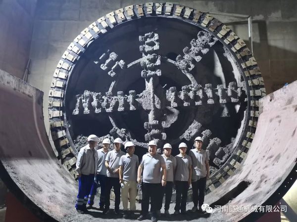 喜讯。。”本┑靥17号线左线昨日顺利接管成功，北京建工土木工程有限公司携手SBOBET利记为中国现代化建设再立新功！(图5)